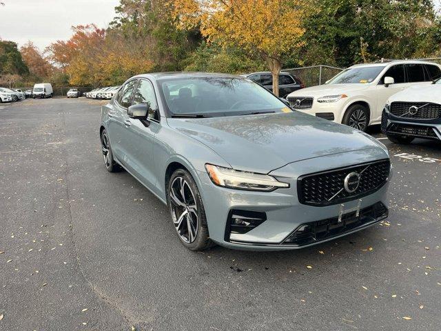 2024 volvo s60 b5 plus dark theme