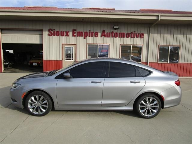 2017 chrysler 200 s