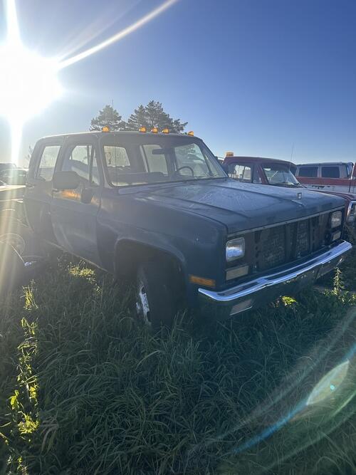 1982 chevy 3500 454 4 speed, 4x4 next to no rust, does not run and don't know