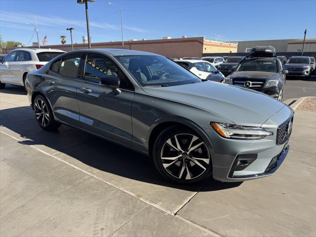 2024 volvo s60 b5 plus dark theme