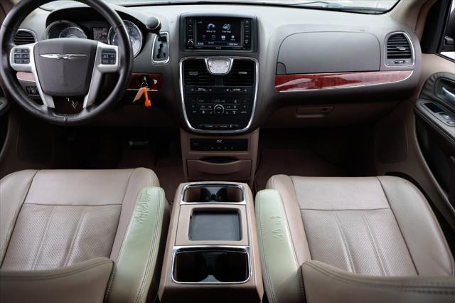 2014 chrysler town & country touring-l
