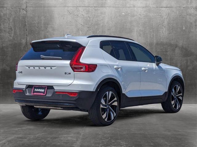 2024 volvo xc40 b5 plus dark theme