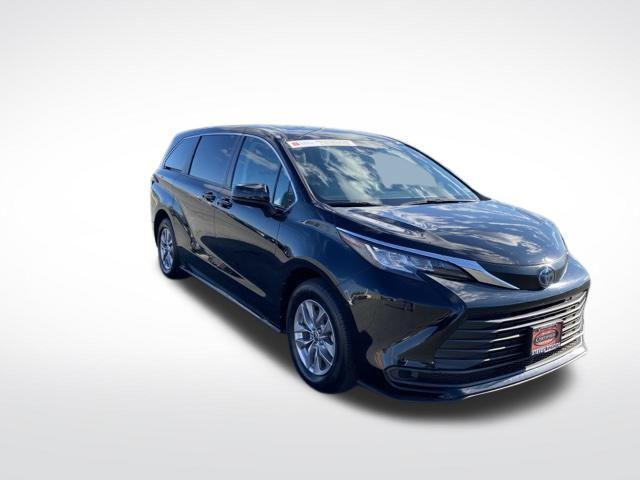 2022 toyota sienna le