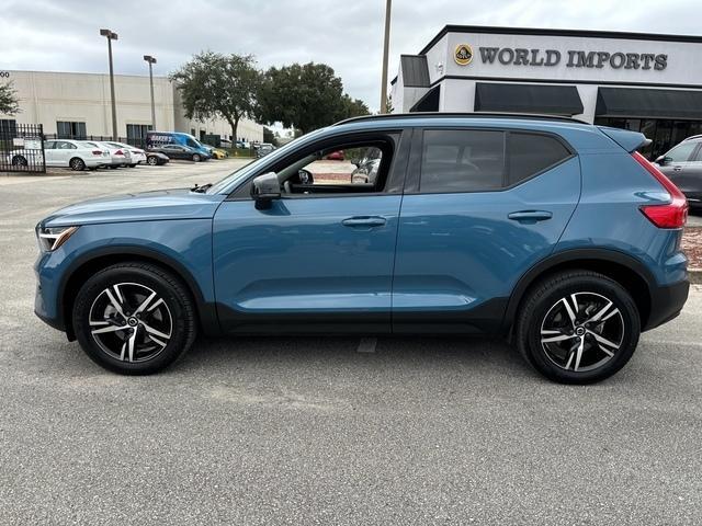 2023 volvo xc40 b5 plus dark theme