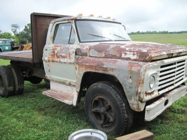 1972 700 series flat bed ford dump truck