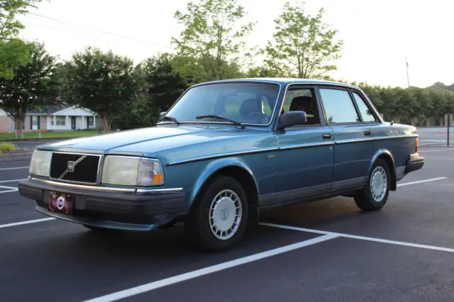 classic volvo 240dl -- very nice -- 110k