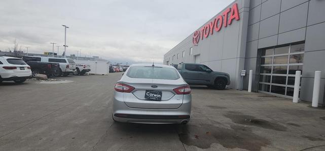 2016 ford fusion se