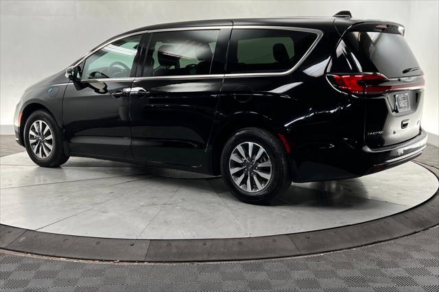 2024 chrysler pacifica hybrid select