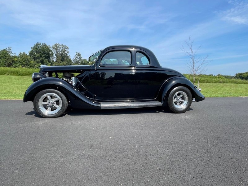 1935 ford 5 window coupe