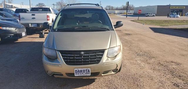 2005 chrysler town & country in dakota city, nebraska