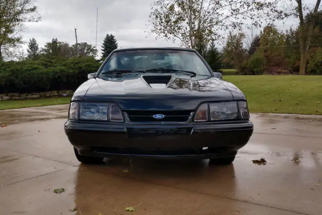 1991 black ford mustang coupe / notchback