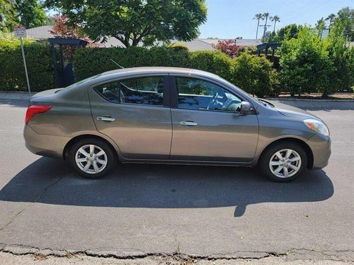 2012 nissan versa