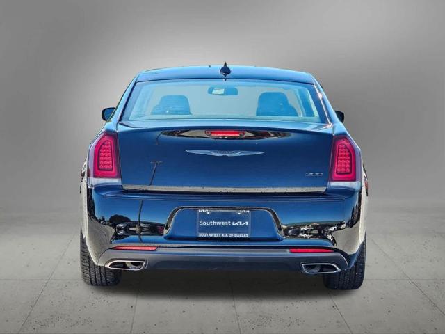 2022 chrysler 300 touring