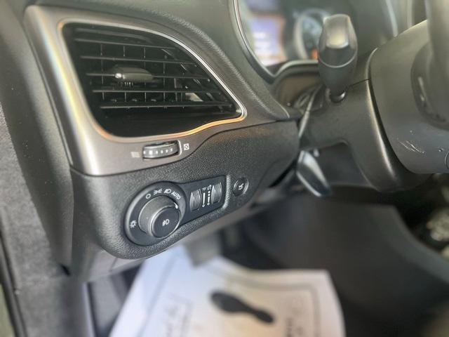 2021 jeep cherokee latitude lux
