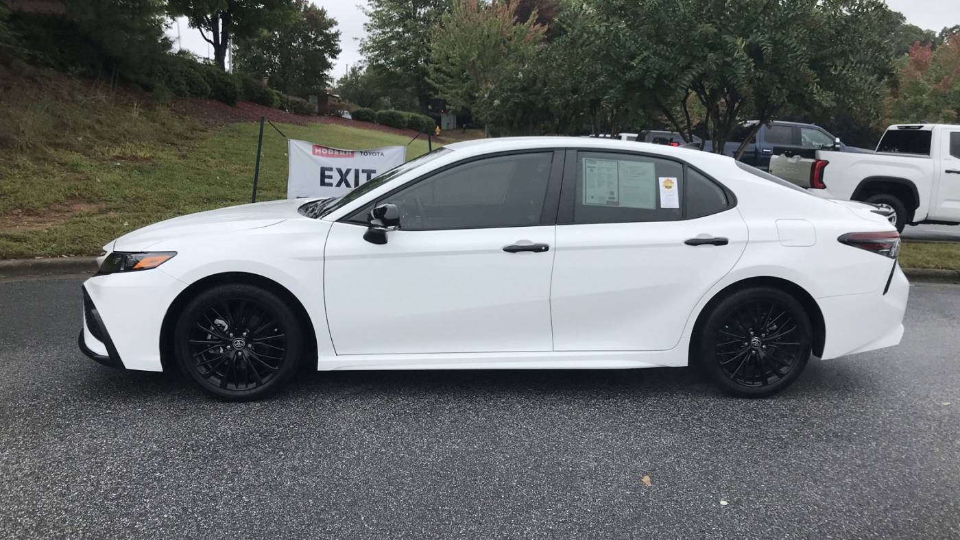 2022 toyota camry hybrid se