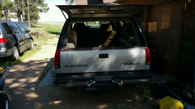 1993 gmc suburban. does not run. needs transmission and drivers seat