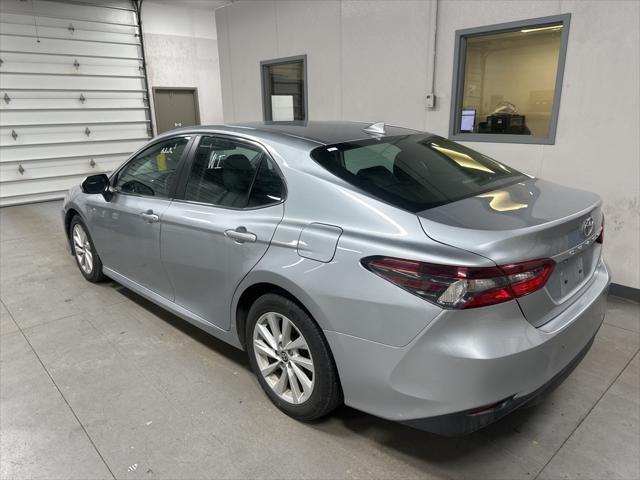 2022 toyota camry le