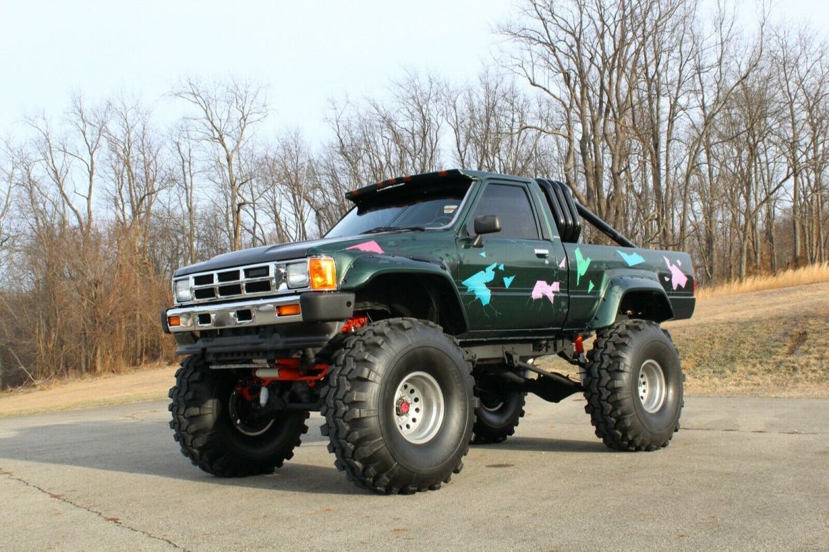 custom 1985 toyota pickup monster truck sr5, 42" tires, 350 v-8 automatic