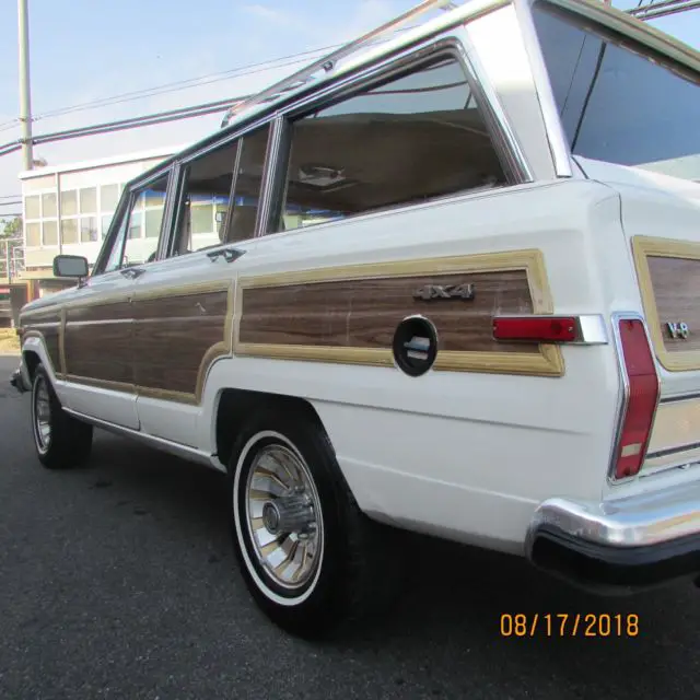 1987 jeep grand wagoneer 4x4. very 75k runs very nice. very low reserve!