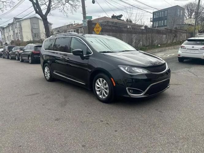 2018 chrysler pacifica touring l front-wheel drive passenger van in flushing, new york