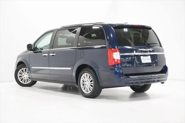 2016 chrysler town & country touring-l