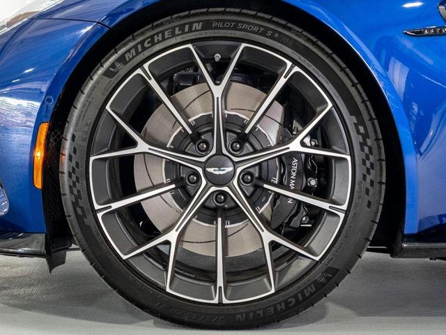 2025 aston martin vantage base