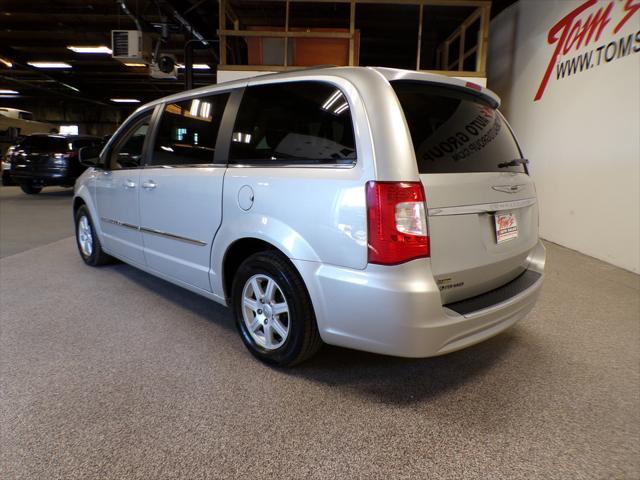 2011 chrysler town & country touring