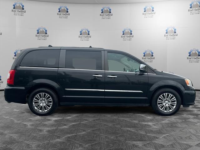 2013 chrysler town & country touring-l