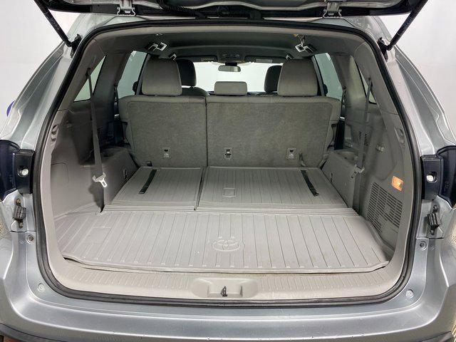 2019 toyota highlander le