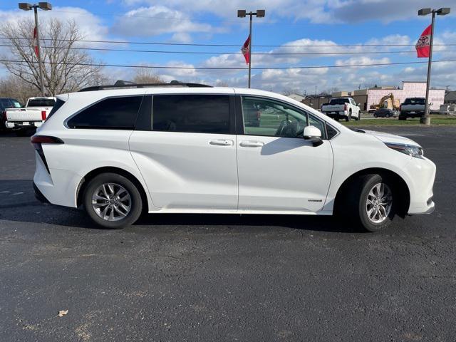 2021 toyota sienna le