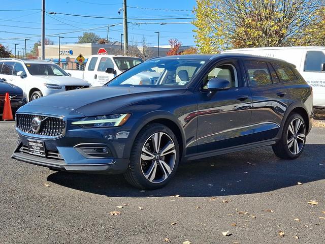 2023 volvo v60 cross country plus