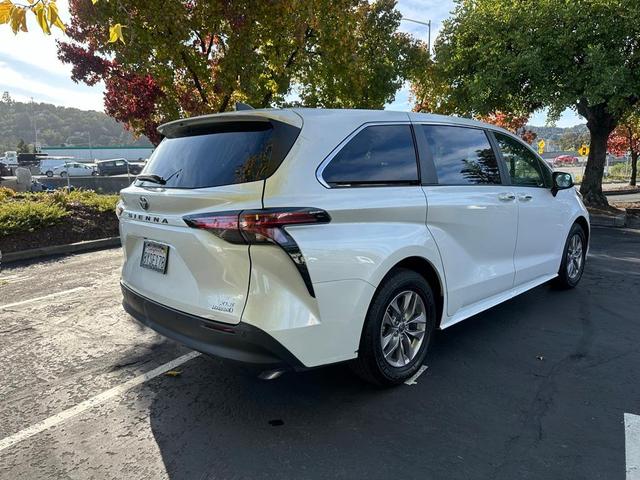 2022 toyota sienna xle