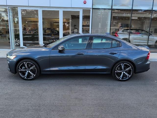 2024 volvo s60 b5 core dark theme