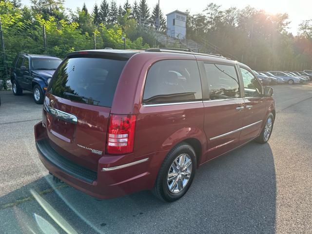 2010 chrysler town & country limited