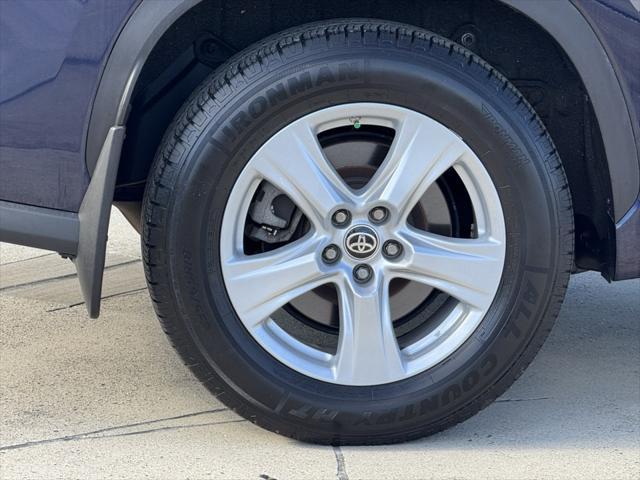 2021 toyota highlander le