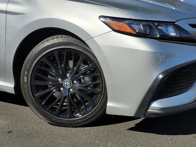 2022 toyota camry hybrid se