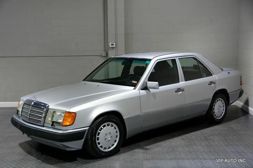1992 mercedes-benz 300 series, silver with 113,346 miles available now!