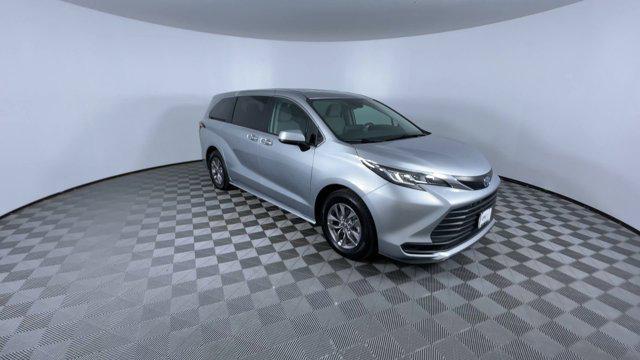 2021 toyota sienna le
