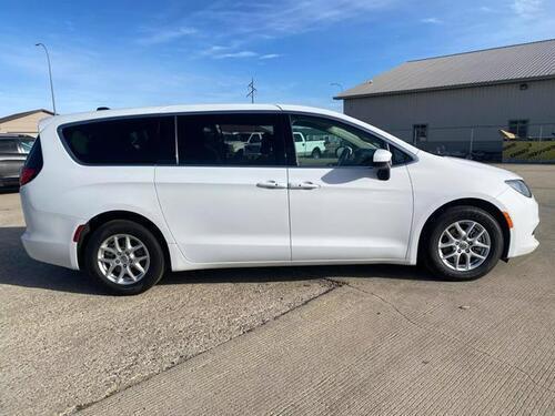 2022 chrysler voyager lx van 4d