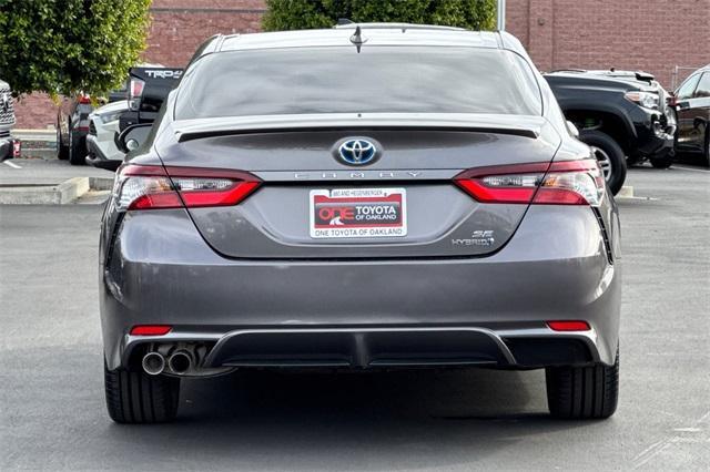 2022 toyota camry hybrid se