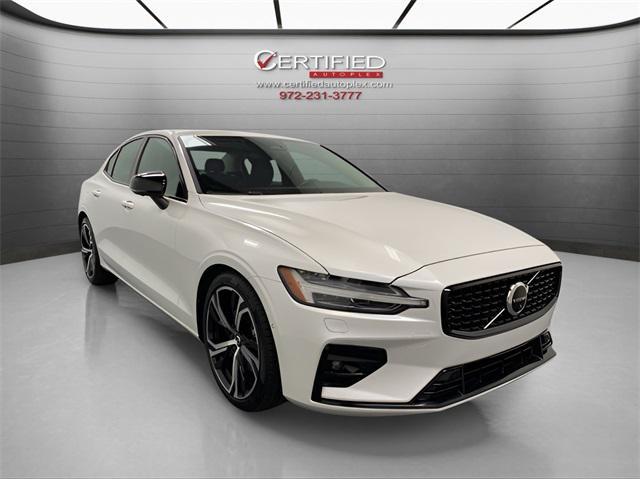 2024 volvo s60 b5 plus dark theme
