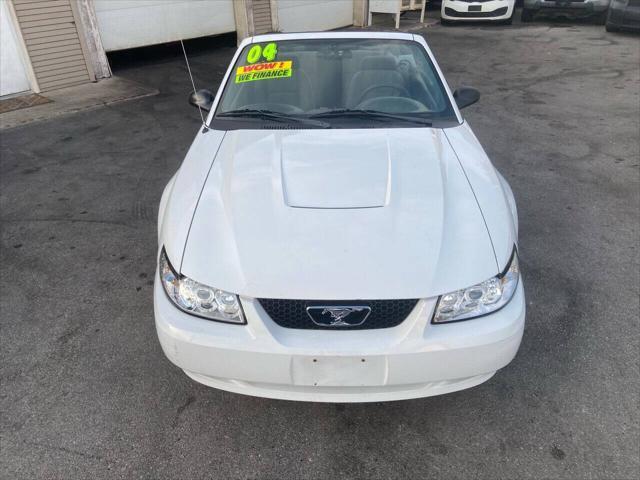 2004 ford mustang deluxe