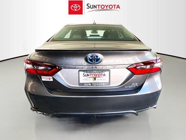 2022 toyota camry hybrid se