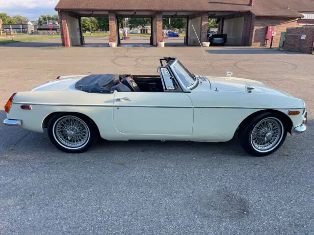 1970 mg b convertible white rwd manual