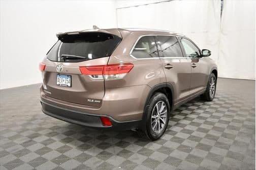 2017 toyota highlander se in rochester, minnesota