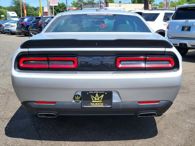 2020 dodge challenger sxt