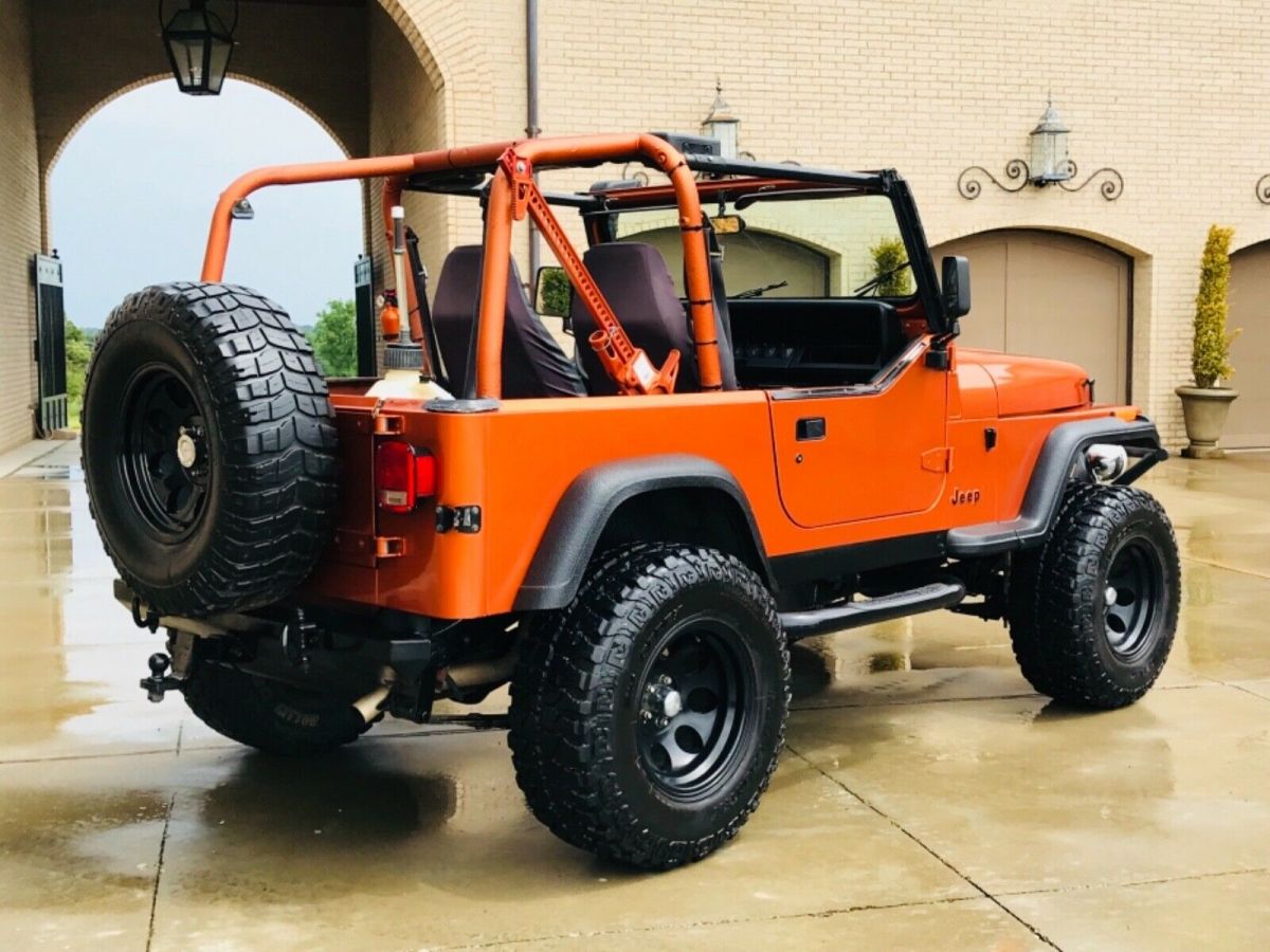 jeep wrangler lift, winch, rhino lined floor pans