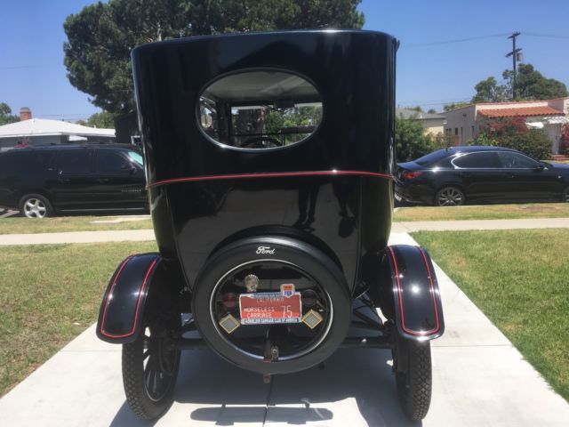 1919 model t center door sedan