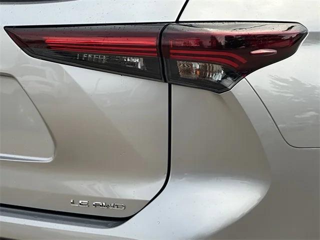 2024 toyota highlander le