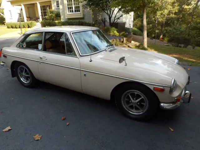 1972 mgb gt, rare overdrive, rust-free west coast car, 1-year only factory color